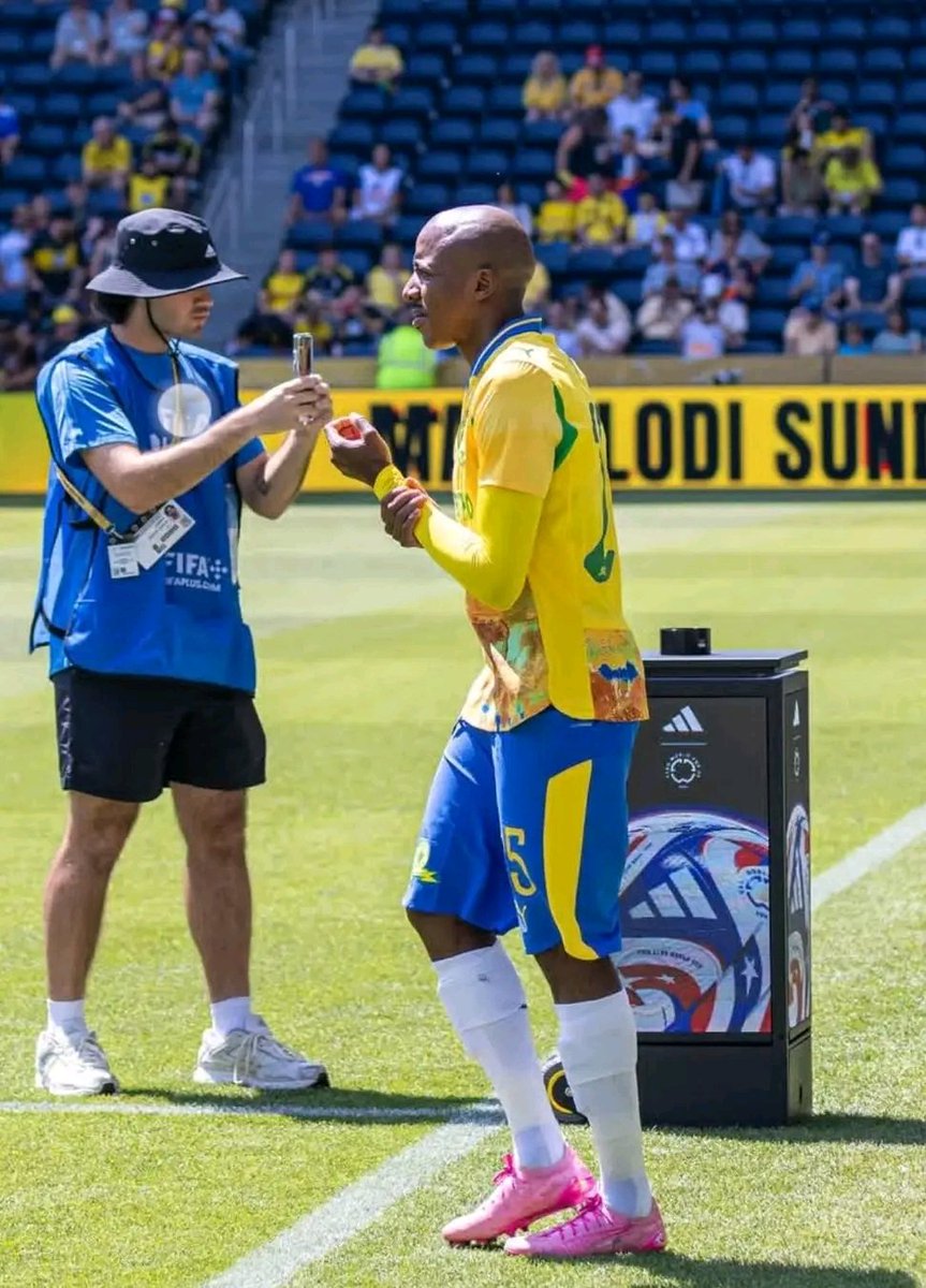 Khuliso Mudau has truly been the Defender of the Season—solid,consistent, &amp; epic every game.Disappointing to see him overlooked bcoz of favoritism,his performances clearly deserved the spotlight. Sometimes, true talent shines brightest even when  recognition misses it!!
#Sundowns