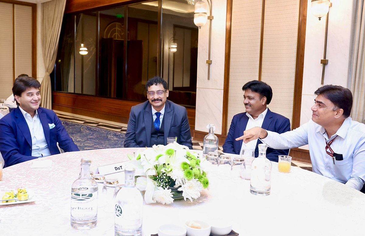 sanjeevk05's tweet photo. Some lighter moments in an evening dinner with Hon'ble Minister of Communications and Development of North Eastern Region Shri Jyotiraditya M Scindia @JM_Scindia    and @CMDBSNL Shri Robert Ravi

 @BSNLCorporate @DoT_India https://t.co/33u5gjJiTZ