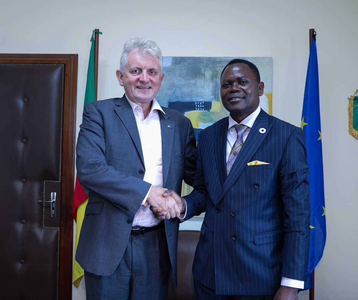 PNUD Cameroun (@pnudcameroun) on Twitter photo L’ambassadeur de l’#UE🇨🇲 <a href="/Jmchataigner/">Jean-Marc Châtaigner 🇪🇺</a> a reçu le RR du #PNUD🇨🇲 <a href="/ciowela/">Mathieu Ciowela</a> pour 1 visite de courtoisie.
🤝 L'occasion d' échanger sur les programmes de coopération des 2 organisations, de remercier l' #UE pour ses contributions financières, de magnifier la collaboration & L’ambassadeur de l’#UE🇨🇲 <a href="/Jmchataigner/">Jean-Marc Châtaigner 🇪🇺</a> a reçu le RR du #PNUD🇨🇲 <a href="/ciowela/">Mathieu Ciowela</a> pour 1 visite de courtoisie.
🤝 L'occasion d' échanger sur les programmes de coopération des 2 organisations, de remercier l' #UE pour ses contributions financières, de magnifier la collaboration &