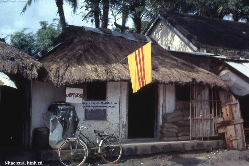 danhcongdo's tweet photo. Góc hình cũ st:
Một tiệm giặt ủi quân phục bình dân, trên đường phố Qui Nhơn, Bình Định 1969 https://t.co/VSzxHaIS6C