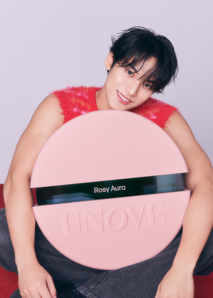 💗𝗠𝗜𝗡𝗚𝗬𝗨 with 𝐑𝐎𝐒𝐘 𝐀𝐔𝐑𝐀💗

생기롭고 러블리한 민규의 무드를 닮은 향,
로지아우라.

머릿결을 타고 은은하게 퍼지는
우아한 로즈와 싱그러운 베리의 사랑스러운 조합

아이코닉한 헤어 퍼퓸과 함께
오늘 하루, 로지 바이브에 스며들어보세요🌹

#어노브 #UNOVE
#민규 #로지아우라