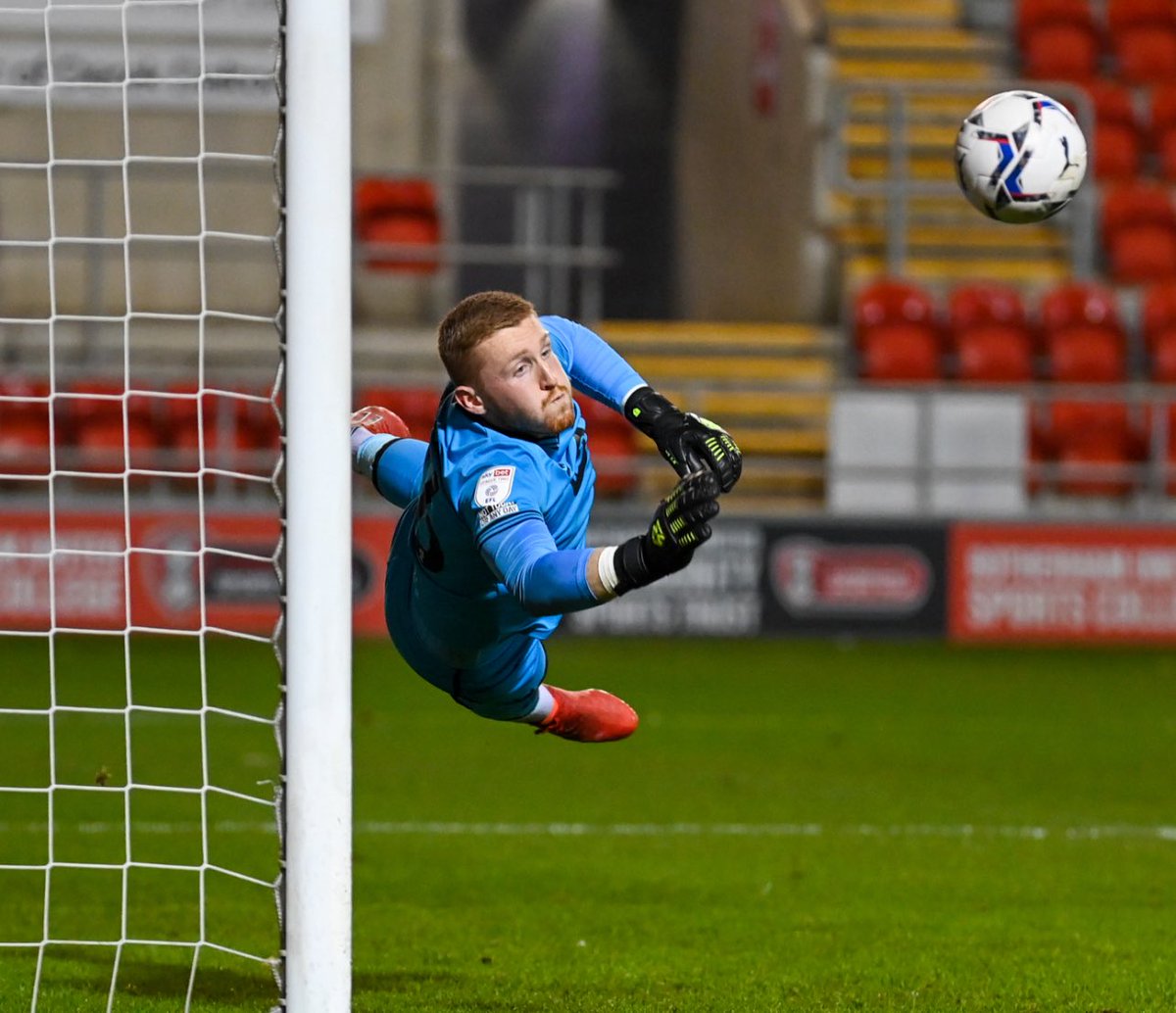 Any senior men’s clubs in Herts/Beds/Bucks looking for a GK @ steps  4/5/6 drop us a note, we may have what your looking 👀 for ⚽️ 👊🧤