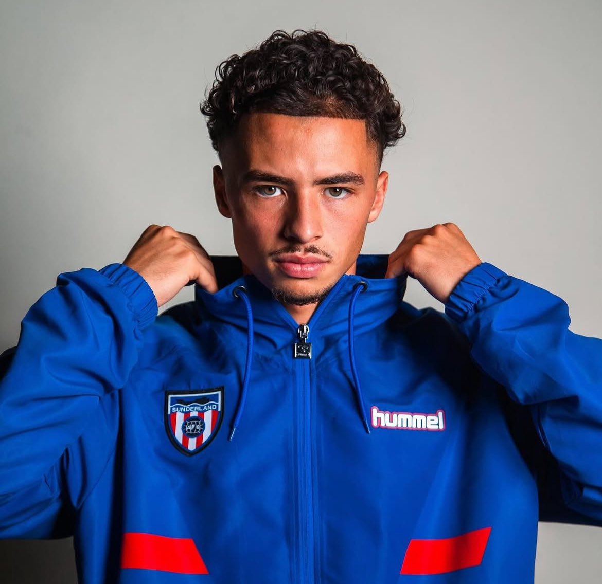 ActuFoot_'s tweet image. 𝗟𝗘 𝗠𝗘𝗥𝗖𝗔𝗧𝗢 𝗘𝗦𝗧𝗜𝗩𝗔𝗟 𝗗𝗘 𝗦𝗨𝗡𝗗𝗘𝗥𝗟𝗔𝗡𝗗 𝗘𝗦𝗧 𝗗𝗜𝗡𝗚𝗨𝗘 😱❤️🤍

Le club, fraîchement promu en Premier League, a déjà dépensé 𝟭𝟯𝟮,𝟱 𝗠€ (𝗛𝗢𝗥𝗦 𝗕𝗢𝗡𝗨𝗦). 🤑

✅ Habib Diarra 🇸🇳 - 𝟯𝟭,𝟱 𝗠€ 💰
✅ Enzo Le Fée 🇫🇷 - 𝟮𝟯 𝗠€ (OA levée) 💰
✅…