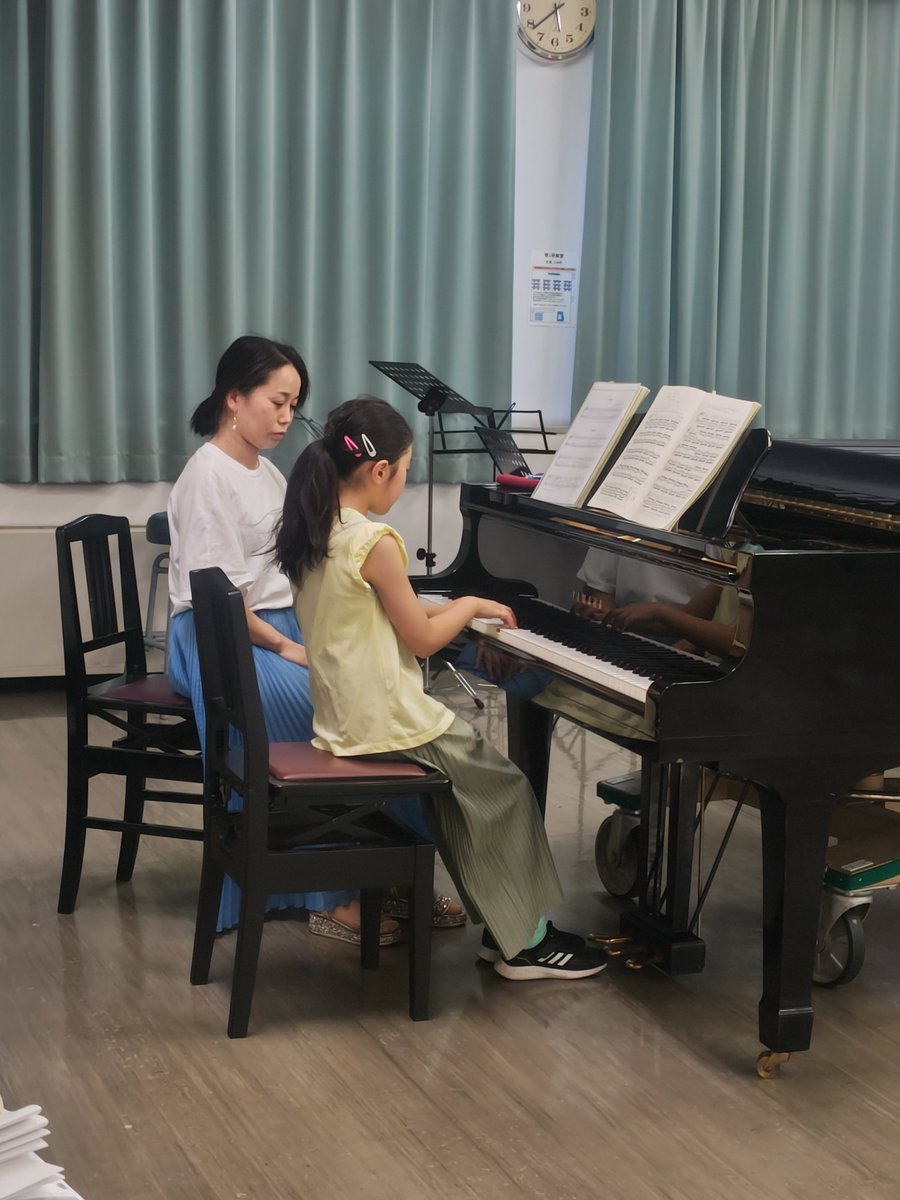 暑中お見舞申し上げます！

暑い暑すぎる夏だけど、
毎週水曜日は研究科の日、
今日もプロもジュニアも頑張りました！
写真撮ろう！と思って忘れて🤣
ピアノレッスンだけ撮れた！
今日は松岡なぎさ先生レッスン♪

歌もピアノも合唱も学べる研究科、
ぜひ来てみてくださいねぇ！