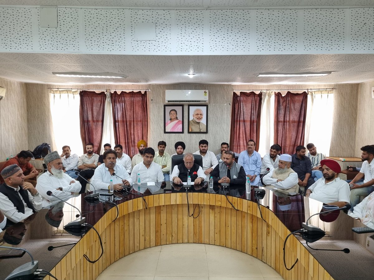 J&K Youth Congress (@iycjammukashmir) on Twitter photo рдпреЗ рдкреВрдВрдЫ рдХреЗ рд╡реЗ рдорд╛рд╕реВрдо рдмрдЪреНрдЪреЗ рд╣реИрдВ рдЬрд┐рдиреНрд╣реЛрдВрдиреЗ рдЕрдкрдиреЗ рдорд╛рдБ-рдмрд╛рдк рдХреЛ рдкрд╛рдХрд┐рд╕реНрддрд╛рди рдХреА рдЧреЛрд▓рд╛рдмрд╛рд░реА рдореЗрдВ рд╕рдордп рд╕реЗ рдкрд╣рд▓реЗ рдЦреЛ рджрд┐рдпрд╛ред
рд▓реЗрдХрд┐рди рдЕрдм рдпреЗ рдЕрдХреЗрд▓реЗ рдирд╣реАрдВ рд╣реИрдВред
рдЬрдирдирд╛рдпрдХ <a href="/RahulGandhi/">Rahul Gandhi</a> рдЬреА рдиреЗ рдЗрдирдХреА рдЬрд╝рд┐рдореНрдореЗрджрд╛рд░реА рдЙрдард╛рдиреЗ рдХрд╛ рд╕рдВрдХрд▓реНрдк рд▓рд┐рдпрд╛ рд╣реИред
рдЖрдЬ рдЗрд╕ рд╕рдВрдХрд▓реНрдк рдХреА рдкрд╣рд▓реА рдХрдбрд╝реА рдХреЗ рд░реВрдк рдореЗрдВ рд╕рд╣рд╛рдпрддрд╛ рд░рд╛рд╢рд┐ рдХрд╛ рдкрд╣рд▓рд╛ рд╣рд╛рде рдЗрди рдмрдЪреНрдЪреЛрдВ рдХреА рдУрд░ рдпреЗ рдкреВрдВрдЫ рдХреЗ рд╡реЗ рдорд╛рд╕реВрдо рдмрдЪреНрдЪреЗ рд╣реИрдВ рдЬрд┐рдиреНрд╣реЛрдВрдиреЗ рдЕрдкрдиреЗ рдорд╛рдБ-рдмрд╛рдк рдХреЛ рдкрд╛рдХрд┐рд╕реНрддрд╛рди рдХреА рдЧреЛрд▓рд╛рдмрд╛рд░реА рдореЗрдВ рд╕рдордп рд╕реЗ рдкрд╣рд▓реЗ рдЦреЛ рджрд┐рдпрд╛ред
рд▓реЗрдХрд┐рди рдЕрдм рдпреЗ рдЕрдХреЗрд▓реЗ рдирд╣реАрдВ рд╣реИрдВред
рдЬрдирдирд╛рдпрдХ <a href="/RahulGandhi/">Rahul Gandhi</a> рдЬреА рдиреЗ рдЗрдирдХреА рдЬрд╝рд┐рдореНрдореЗрджрд╛рд░реА рдЙрдард╛рдиреЗ рдХрд╛ рд╕рдВрдХрд▓реНрдк рд▓рд┐рдпрд╛ рд╣реИред
рдЖрдЬ рдЗрд╕ рд╕рдВрдХрд▓реНрдк рдХреА рдкрд╣рд▓реА рдХрдбрд╝реА рдХреЗ рд░реВрдк рдореЗрдВ рд╕рд╣рд╛рдпрддрд╛ рд░рд╛рд╢рд┐ рдХрд╛ рдкрд╣рд▓рд╛ рд╣рд╛рде рдЗрди рдмрдЪреНрдЪреЛрдВ рдХреА рдУрд░