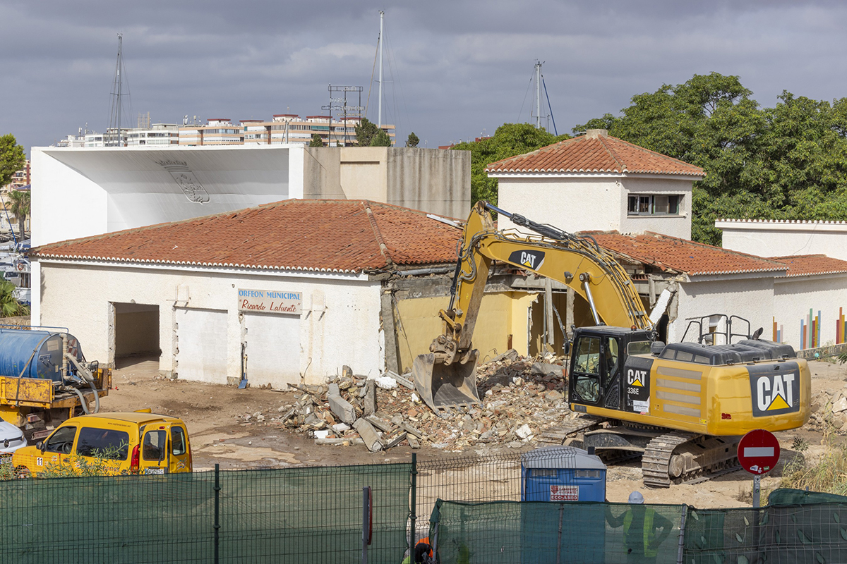 Cada golpe de excavadora en las antiguas Salinas de Torrevieja trae un recuerdo de infancia.
Una silla vacía, una oración al anochecer, un libro hallado por azar…🔗 vistaalegretorrevieja.com
#VistaAlegre #Torrevieja #PalabrasEnmarcadas <a href="/Marco_Ant_1977/">Marco Antonio</a>