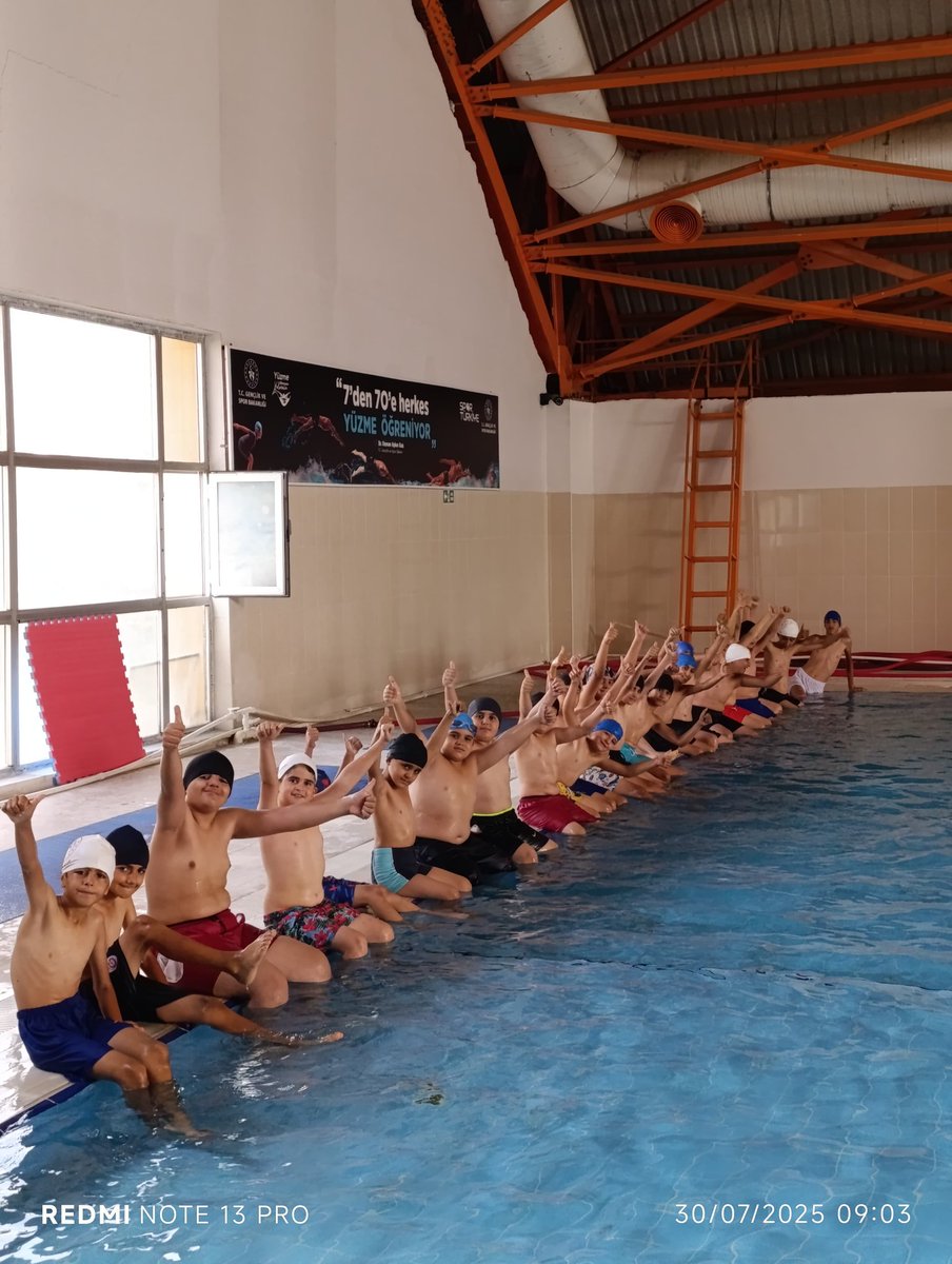 Cumhuriyet Ortaokulu TÜGVA Yaz Okulu öğrencileriyle bugün havuzdaydık! 🏊‍♂️  
Hem eğlendik hem öğrendik, su dolu keyifli bir gün geçirdik 💦