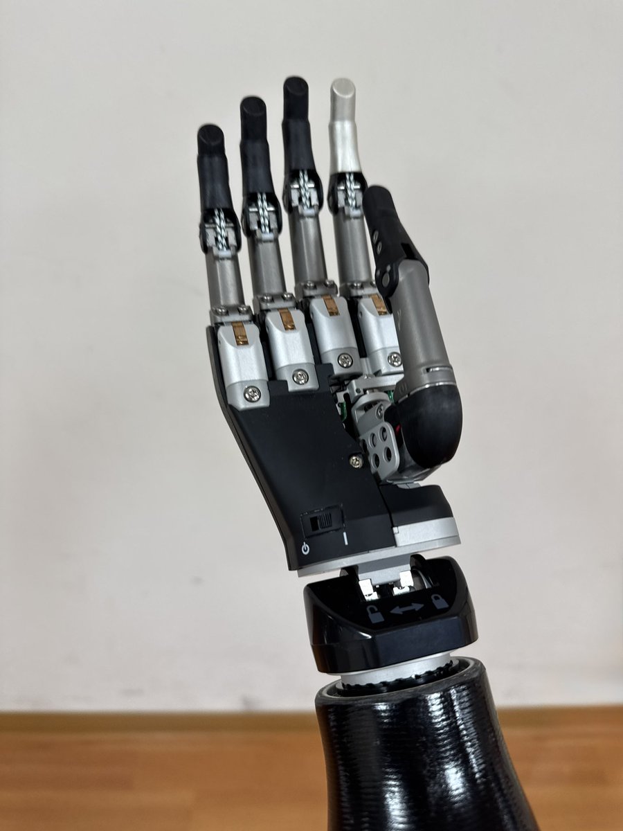 rehortd's tweet photo. 筋電義手iLimbハンド
#ossur #myoelectricprosthesis https://t.co/FtYvBiIVOx
