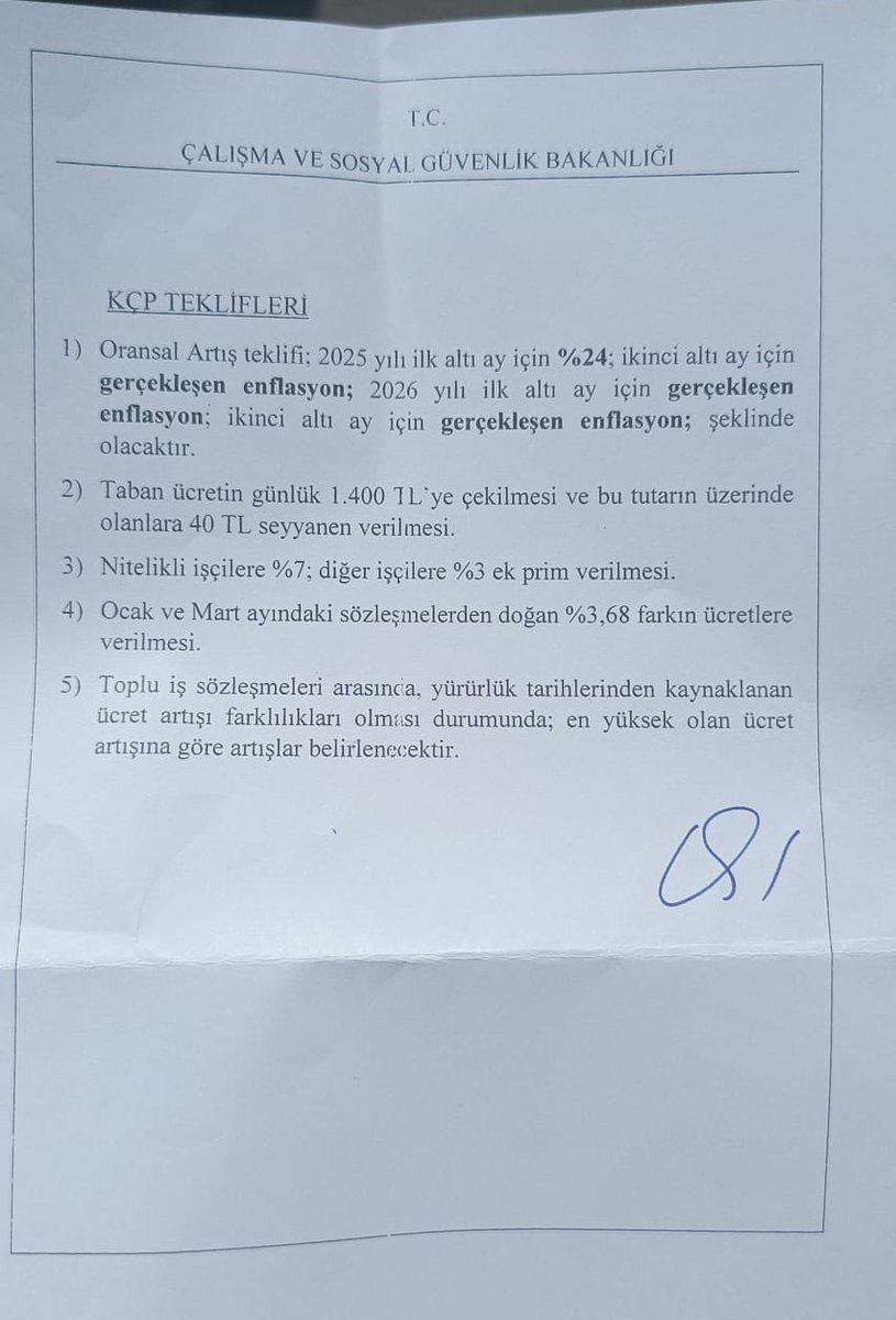 Bakanda yetki yok!
Devlette ciddiyet yok!

Çalışma ve Sosyal Güvenlik Bakanı <a href="/isikhanvedat/">Prof. Dr. Vedat Işıkhan</a>  sendikalara bu teklifi vermiş, paraf etmiş ve kameraların önünde de tekrarlamış.

2025 yılı 2. 6 ayı için (Temmuz 2025) gerçekleşen enflasyon teklif etmiş. Gerçekleşen enflasyon ne? Yüzde