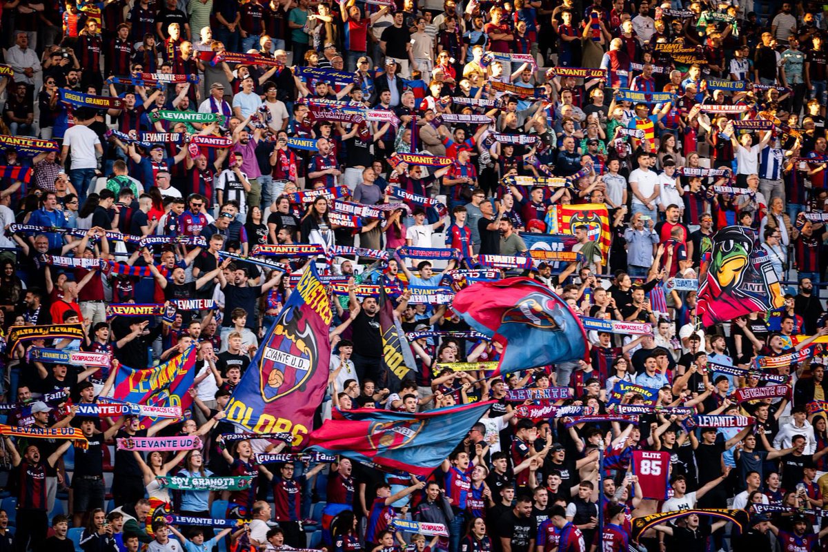 🎟️ AGOTADOS todos los abonos
disponibles en la grada.

👤 Además, celebramos con orgullo un récord histórico de socios.

📣 Ahora sólo queda lo importante:
dejarnos el alma y la garganta en cada partido.

🫣 ¿Quién sabe si en el futuro seremos más granotas en la grada?