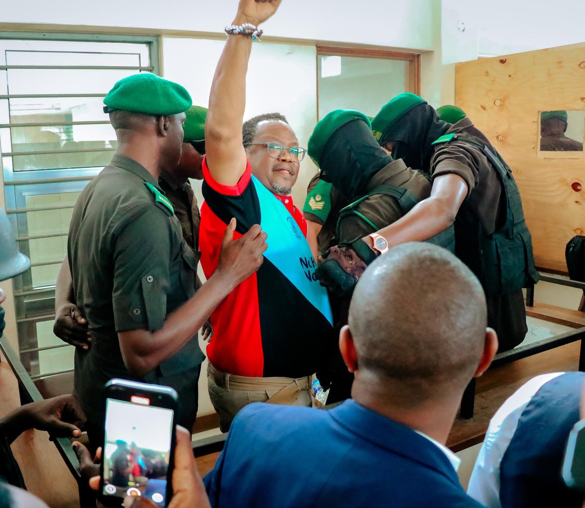 Picha za UKOMBOZI.

Ushindi unakuja.

Comment #FreeTunduLissu 

REPOST 500

#NoReformsNoElection

#TUTAKUWEPO🫵🏾😎