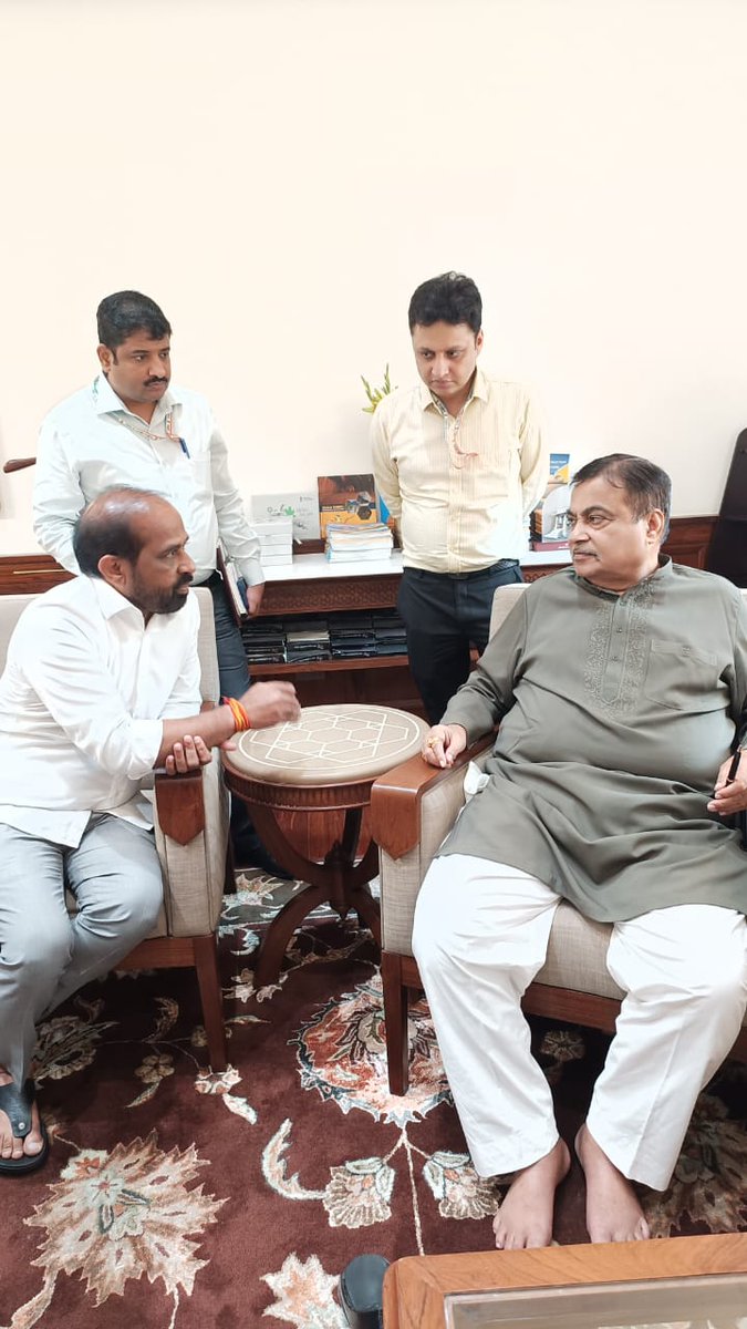 satyakumar_y's tweet photo. న్యూఢిల్లీలో కేంద్ర రావాణా, జాతీయ రహదారుల శాఖా మంత్రి శ్రీ @nitin_gadkari గారితో విజయవాడ పార్లమెంట్ సభ్యులు శ్రీ కేశినేని శివనాథ్(చిన్ని) గారితో కలిసి మర్యాదపూర్వకంగా సమావేశం అయ్యాను. శ్రీ సత్య సాయి జిల్లా, ఎన్టీఆర్ జిల్లాలకు చెందిన వివిధ రహదారుల విస్తరణ, కొత్త మార్గాలు, అభివృద్ధి ప్రాజెక్టులపై చర్చ జరిగింది. 

రాష్ట్రంలో రూ.9,500 కోట్లతో చేపట్టిన  వివిధ అభివృద్ధి కార్యక్రమాల శంకుస్థాపన, ప్రారంభోత్సవం కోసం ఆగస్టు 2న రాష్ట్రానికి నితిన్ గడ్కరీ గారు విచ్చేస్తున్నారు. ఈ పర్యటన ఏర్పాట్ల గురించి ఆయనకు వివరించాను. రాష్ట్రాభివృద్ధికి సంబంధించిన అంశాలపై కూడా చర్చించాము.
@BJP4India @BJP4Andhra #NDA