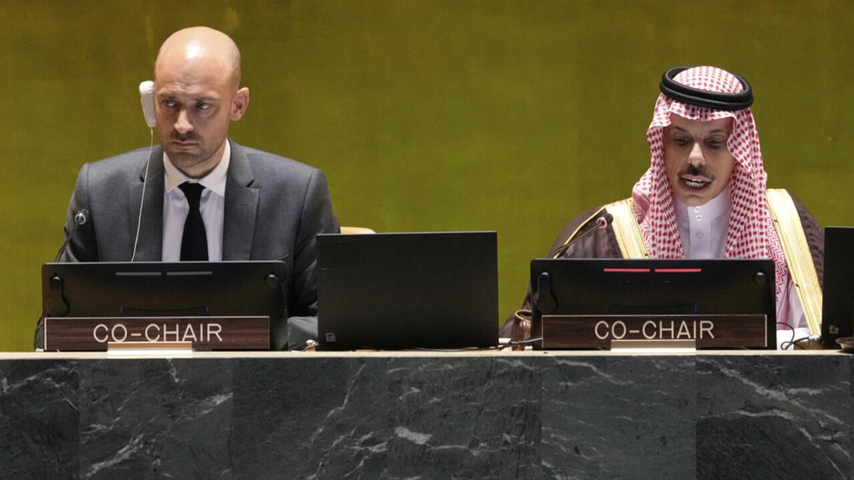 RFI_Ha's tweet photo. Faransa da Saudia sun goyi bayan samar da samar da halastacciyar ƙasar Falasdinu https://t.co/LRIx6gMmAX https://t.co/qSJznNZofd