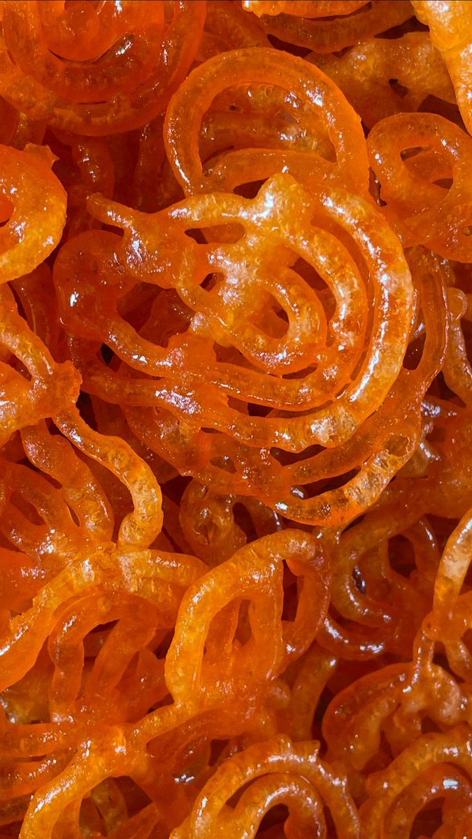 dokyeom as jalebi—
as straight as the jalebi and just as sugary too, i think im in love with it. (who's making that jalebi baby kyeom edit now)