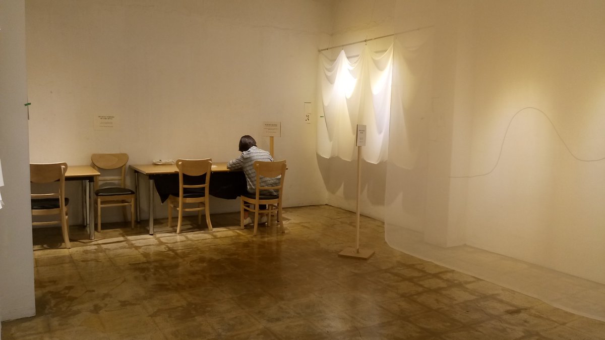 털도, 점도, 흉터도 없는 ‘아름다운 여성의 몸’?
"그 미의 기준이 현재의 여성에게도 영향을 미치잖아요. 여성은 경험과 세월의 흔적을 지우고 가리라고 강요받죠. 화장을 하고, 제모를 하고, 주름을 펴고, 흉터를 지우고, 모든 ‘잡티’를 가리라고요." (이충열) _홍열매 기록 n.news.naver.com/article/007/00…