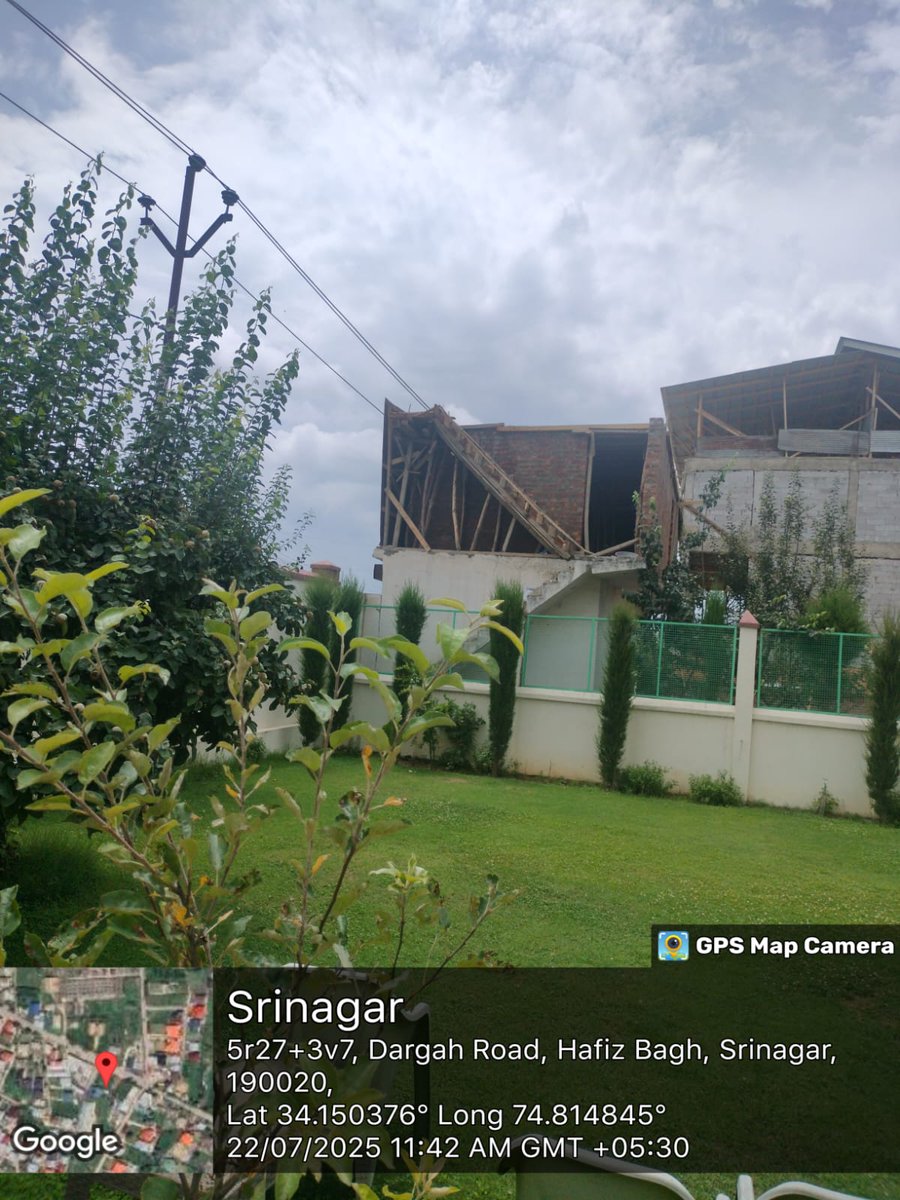 aeestd1_3rd's tweet image. @SMC_24x7 @FazLulhaseeb @SMC_Srinagar @diprjk @std_ist @kpdcloffice Despite Demolition order issued by The ward officer-15, Srinagar, the structure is yet to be demolished, safe distance has not been maintained with 33,000Volts Line at 90 Feet near Alkhudam.