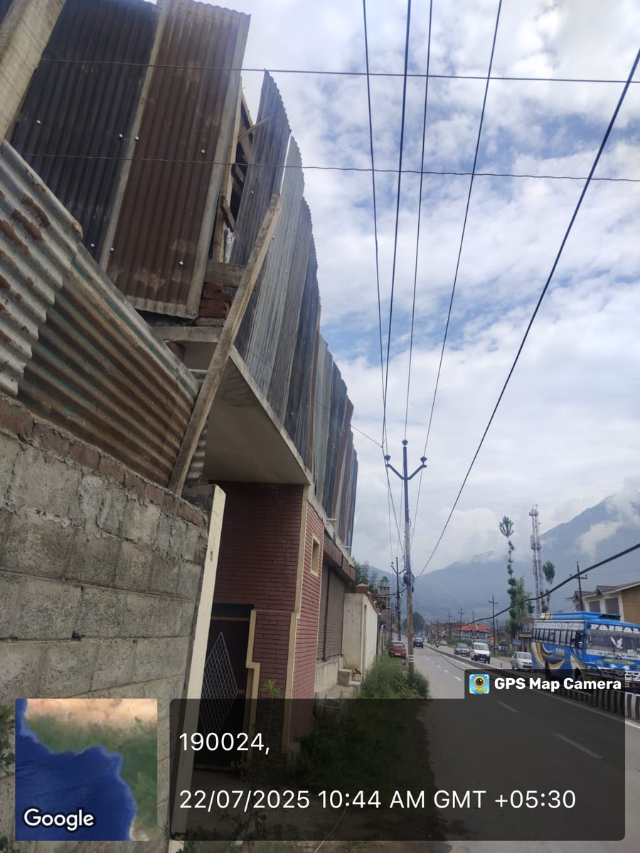aeestd1_3rd's tweet image. @SMC_24x7 @FazLulhaseeb @SMC_Srinagar @diprjk @std_ist @kpdcloffice Despite Demolition order issued by The ward officer-15, Srinagar, the structure is yet to be demolished, safe distance has not been maintained with 33,000Volts Line at 90 Feet near Alkhudam.