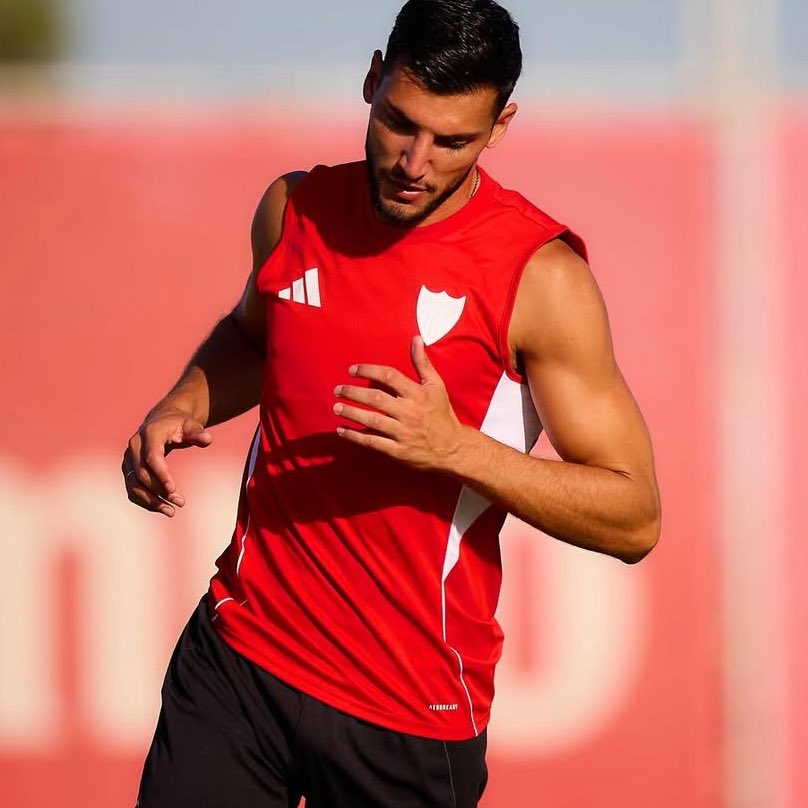 José Manuel Rodríguez (@jmrodriguezper) on Twitter photo 🚨🔴 Tema Rafa Mir:
👀 El jugador cuenta con ofertas de Arabia. Quiere salir, pero también cobrar todo su contrato.
❌ El #SevillaFC se opone a eso.
Lo comentamos TODO en la tertulia de <a href="/ZonaMixta__/">Zona Mixta</a> a las 12.20h.
🤝 <a href="/AlvarooSVQ/">Álvaro Muñoz Gómez</a> 🚨🔴 Tema Rafa Mir:
👀 El jugador cuenta con ofertas de Arabia. Quiere salir, pero también cobrar todo su contrato.
❌ El #SevillaFC se opone a eso.
Lo comentamos TODO en la tertulia de <a href="/ZonaMixta__/">Zona Mixta</a> a las 12.20h.
🤝 <a href="/AlvarooSVQ/">Álvaro Muñoz Gómez</a>