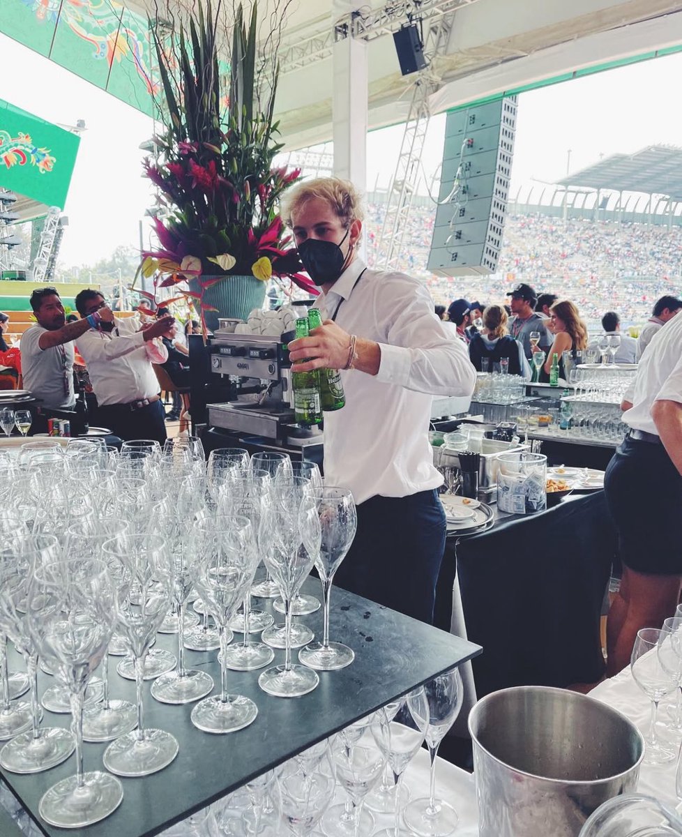 Hace unos años, cuando fui a la Fórmula 1, un amigo me consiguió boletos para la zona de paddock… que para quienes no sepan, es como el área VIP, donde en teoría solo hay gente “importante”.

En mi mesa había un letrero de Playdoit, que era cómo identificaba mi lugar. Pero la