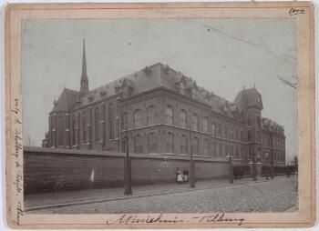 Dertien missionarissen worden op 30 juli 1942 in Langgoer door soldaten doodgeschoten. Een hiervan is broeder Joosten. Jongens moesten daarna de lichamen in zee slepen. De Japanners dreigden met de doodstraf voor wie die de lichamen zouden begraven. buff.ly/3vmV6pn