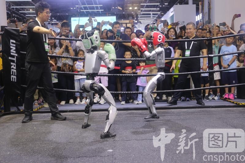 photo_cns's tweet image. A robot boxing contest held by Unitree Robotics attracts visitors during the 2025 World AI Conference in Shanghai. (Photo by Chen Yuyu/CNSPHOTO)
#robotboxing #UnitreeRobotics #WorldAIConference #AI #robot