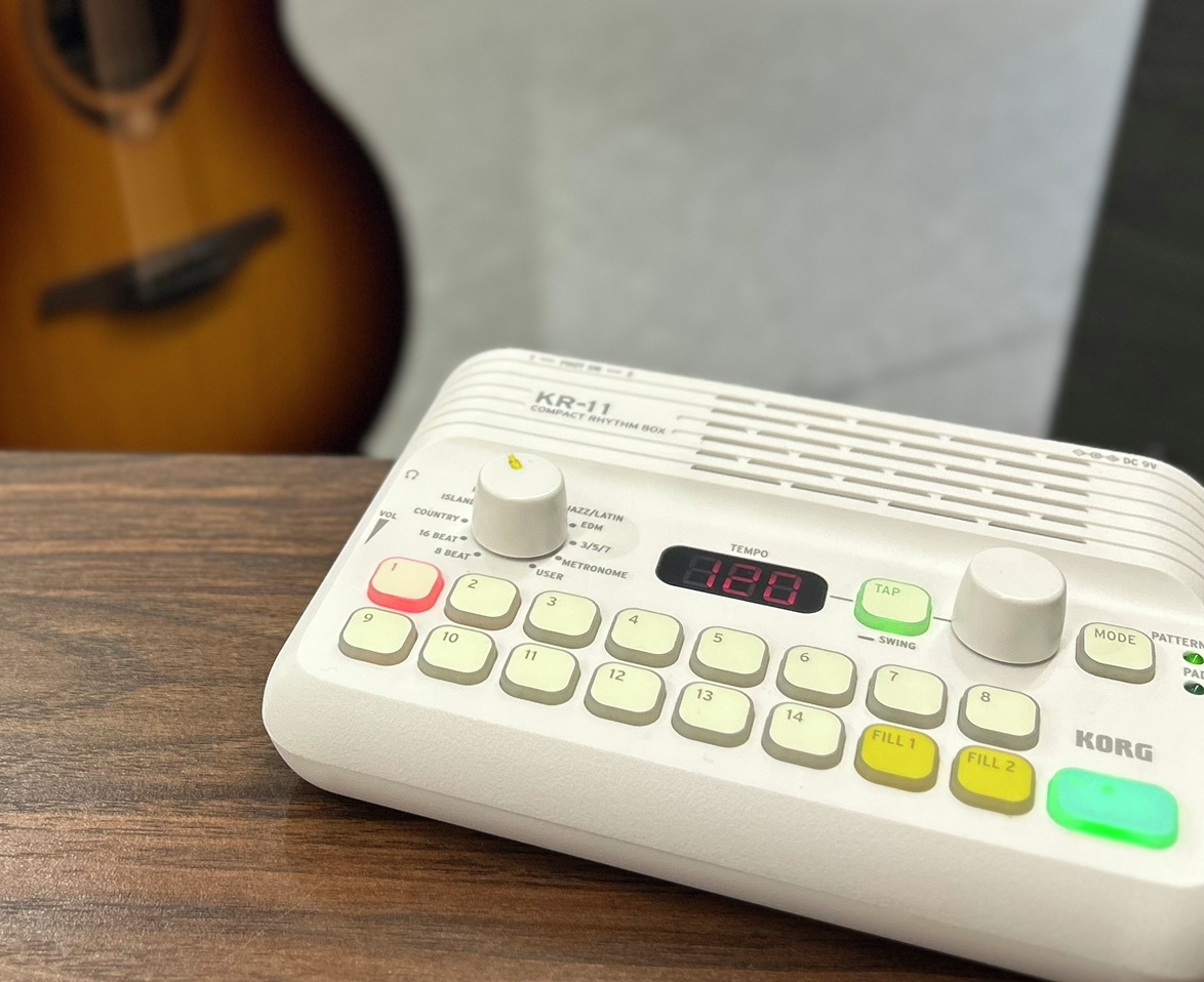 🎵ふかや花園 #KORGOUTLET 便り

リズムボックス「KR-11」のご紹介！

126種類のリズムパターン🥁を搭載！
自分だけのパターン作成も可能です🔧
メトロノームだけでは少し物足りない練習も、KR-11があれば無限に楽しめます！
持ち運びやすいサイズ感も🙆