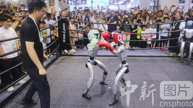 photo_cns's tweet image. A robot boxing contest held by Unitree Robotics attracts visitors during the 2025 World AI Conference in Shanghai. (Photo by Chen Yuyu/CNSPHOTO)
#robotboxing #UnitreeRobotics #WorldAIConference #AI #robot