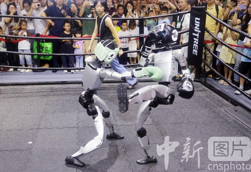 photo_cns's tweet image. A robot boxing contest held by Unitree Robotics attracts visitors during the 2025 World AI Conference in Shanghai. (Photo by Chen Yuyu/CNSPHOTO)
#robotboxing #UnitreeRobotics #WorldAIConference #AI #robot