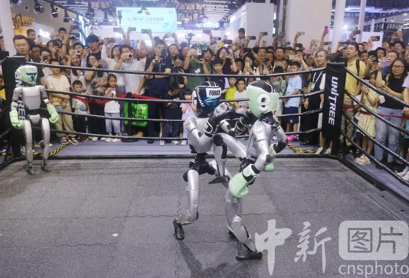 photo_cns's tweet image. A robot boxing contest held by Unitree Robotics attracts visitors during the 2025 World AI Conference in Shanghai. (Photo by Chen Yuyu/CNSPHOTO)
#robotboxing #UnitreeRobotics #WorldAIConference #AI #robot