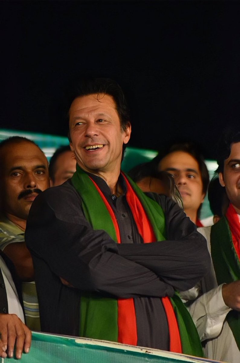 اِس شمعِ فروزاں کو آندھی سے ڈراتے ہو 
اِس شمعِ فروزاں کے پروانے ہزاروں ہیں
#قومی_زبان