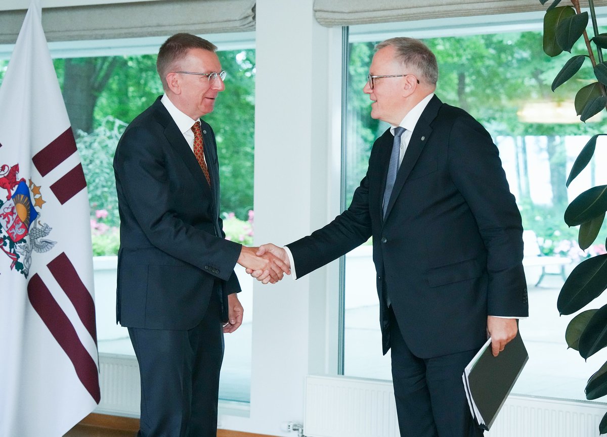 Šodien ar Valsts prezidentu <a href="/edgarsrinkevics/">Edgars Rinkēvičs</a>
pārrunājām valsts budžeta veidošanas gaitu un nākamos soļus, publiskās pārvaldes izdevumu efektivizāciju un #ESbudžets 2028-2035 perioda izstrādes procesu.