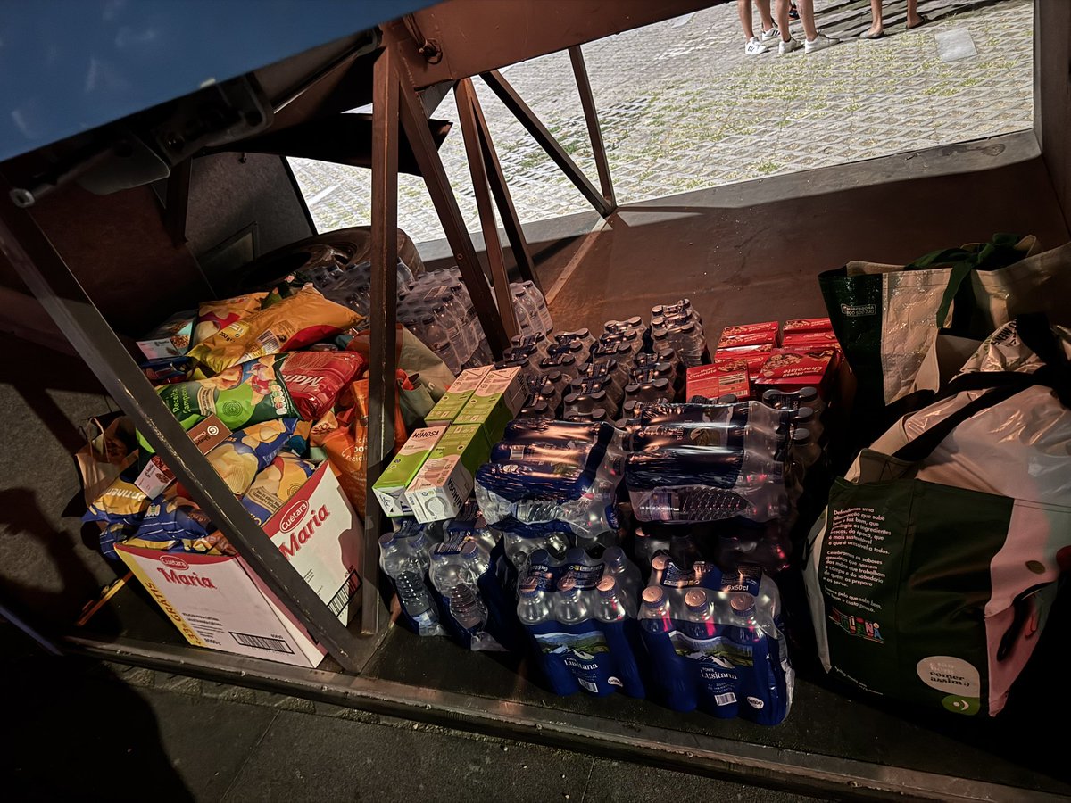 1143norte's tweet photo. Mais uma noite na rua, mais uma noite em auxílio. Os incêndios descontrolados, a falta de meios disponíveis… connosco poderão contar sempre! https://t.co/SG6orXXk69
