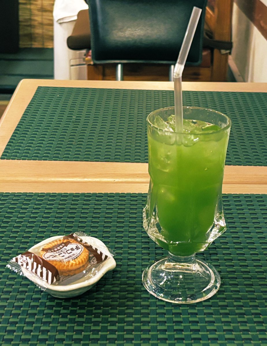 カフェのマダムに「ゴーヤいってみる？」と言われるままに、ゴーヤジュース挑戦してみました🥊

ひとくちめ、にがああ！って驚いちゃったけど。
あ、キウイっぽいかも…🥝？！と感じた瞬間から、サッパリ爽やかな味に思えて完飲勝利💪

でもチェイサーでお冷はいただきました🩵笑
うちなーたいむ🌻。。