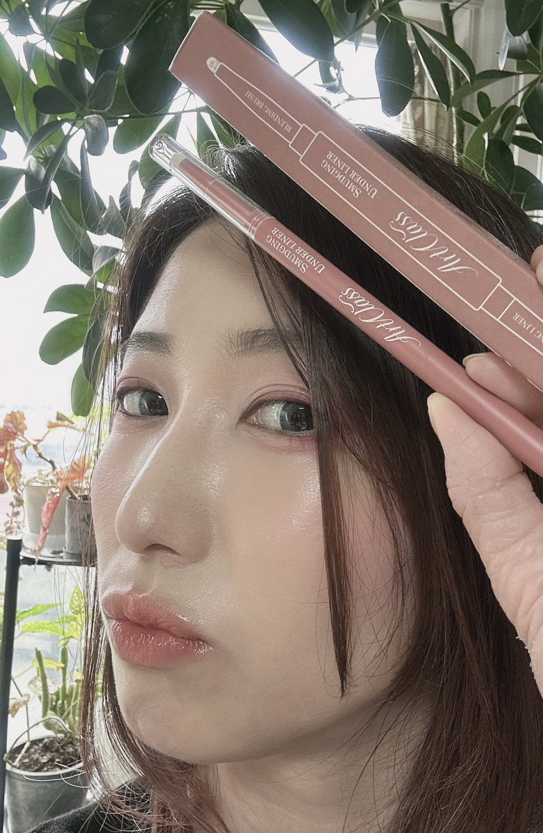 halunaglip's tweet image. too cool for school様の ご提供 で
スマージングアンダーライナー をお試し🪽✨

2番 #FUZZY 、5番 #POSH どちらも粘膜カラーピンク系なんだけど、
ファジーはオータムっぽいカラーで暗めだから、より影ポジに向いてるかも！
ポッシュの方がブライトサマーって感じのグレー味、青味なカラー👗✨
#PR