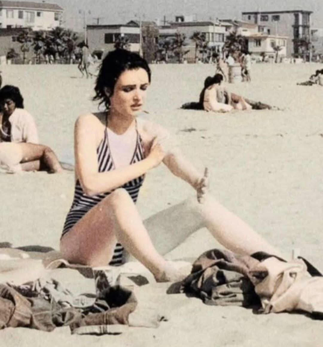 Sereno come Siouxsie Sioux sulla spiaggia di Igea Marina, 1980.