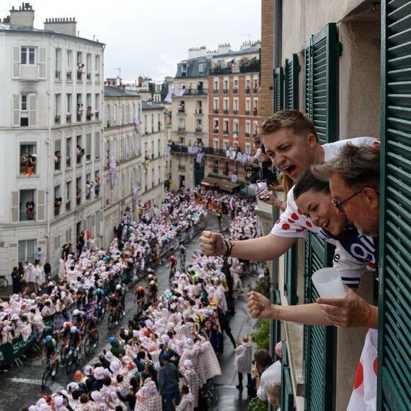 LeMediaPolitiFR's tweet image. ⚠FLASH : Affluence record à Montmartre pour le Tour de France ! + de 500 000 spectateurs sur la rue Lepic, dépassant même les JO 2024. #TDF2024 #TourDeFrance #Montmartre #Cyclisme (Le Parisien)