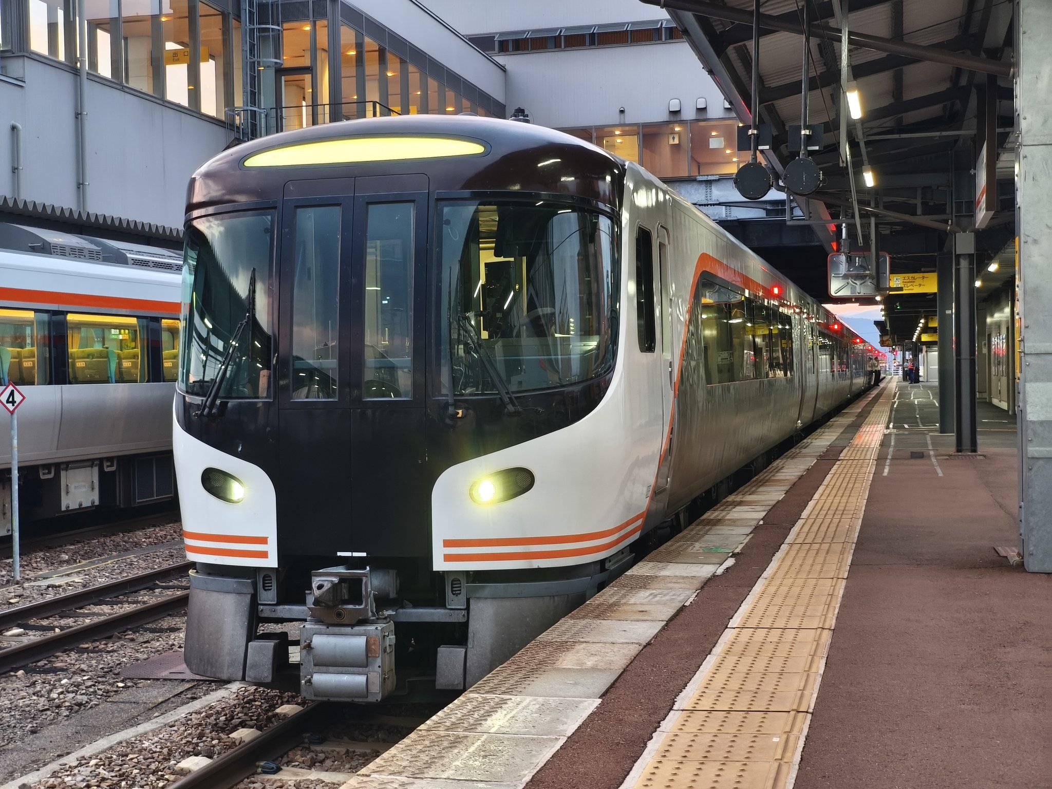 ER VG 高山・飛騨路 (ブルーガイドブックス) IH VP 4K / TAKAYAMA Line Limited Express HIDA KIHA85 & HC85 high
