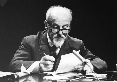 «Abbandoniamo quindi questa illusione di una Unione europea in funzione di terza forza! Noi sappiamo che ogni passo avanti che si fa verso questa cosiddetta unione è un passo avanti sulla via dell’assoggettamento dell’Europa al dominio del capitale finanziario americano ed è