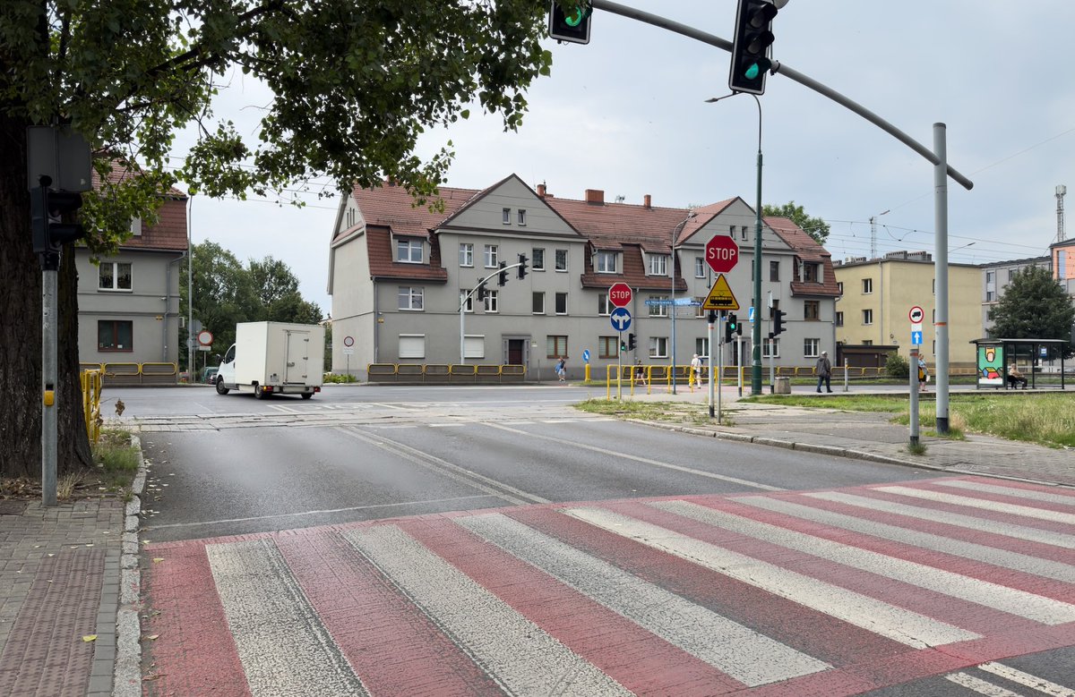 Miejski Zarząd Dróg i Mostów podpisał kolejną umowę na inwestycję, dzięki której tramwaje zyskają priorytet na przejeździe przez  skrzyżowanie ul. Łużyckiej i Wrocławskiej w Śródmieściu🚋 Zyskają również kierowcy
bytom.pl/aktualnosci/in…