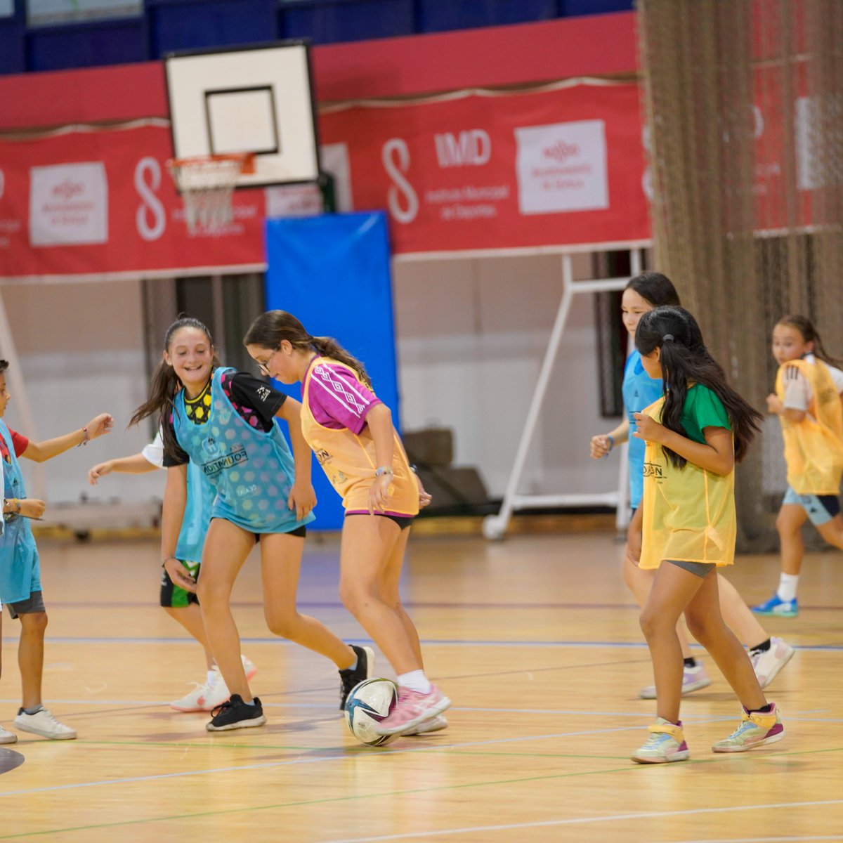 Fundación Real Betis (@rbetisfundacion) on Twitter photo ¡Los campus 'Más que Campeonas' cierran el año por todo lo alto! 👋💚
La clausura ha reunido a más de 50 niñas y ha contado con la visita de Marina Sánchez, jugadora del <a href="/RealBetisFem/">Real Betis Féminas</a> 🔝
El objetivo es asegurar el derecho al juego y al deporte de niñas y adolescentes 👧⚽️ ¡Los campus 'Más que Campeonas' cierran el año por todo lo alto! 👋💚
La clausura ha reunido a más de 50 niñas y ha contado con la visita de Marina Sánchez, jugadora del <a href="/RealBetisFem/">Real Betis Féminas</a> 🔝
El objetivo es asegurar el derecho al juego y al deporte de niñas y adolescentes 👧⚽️