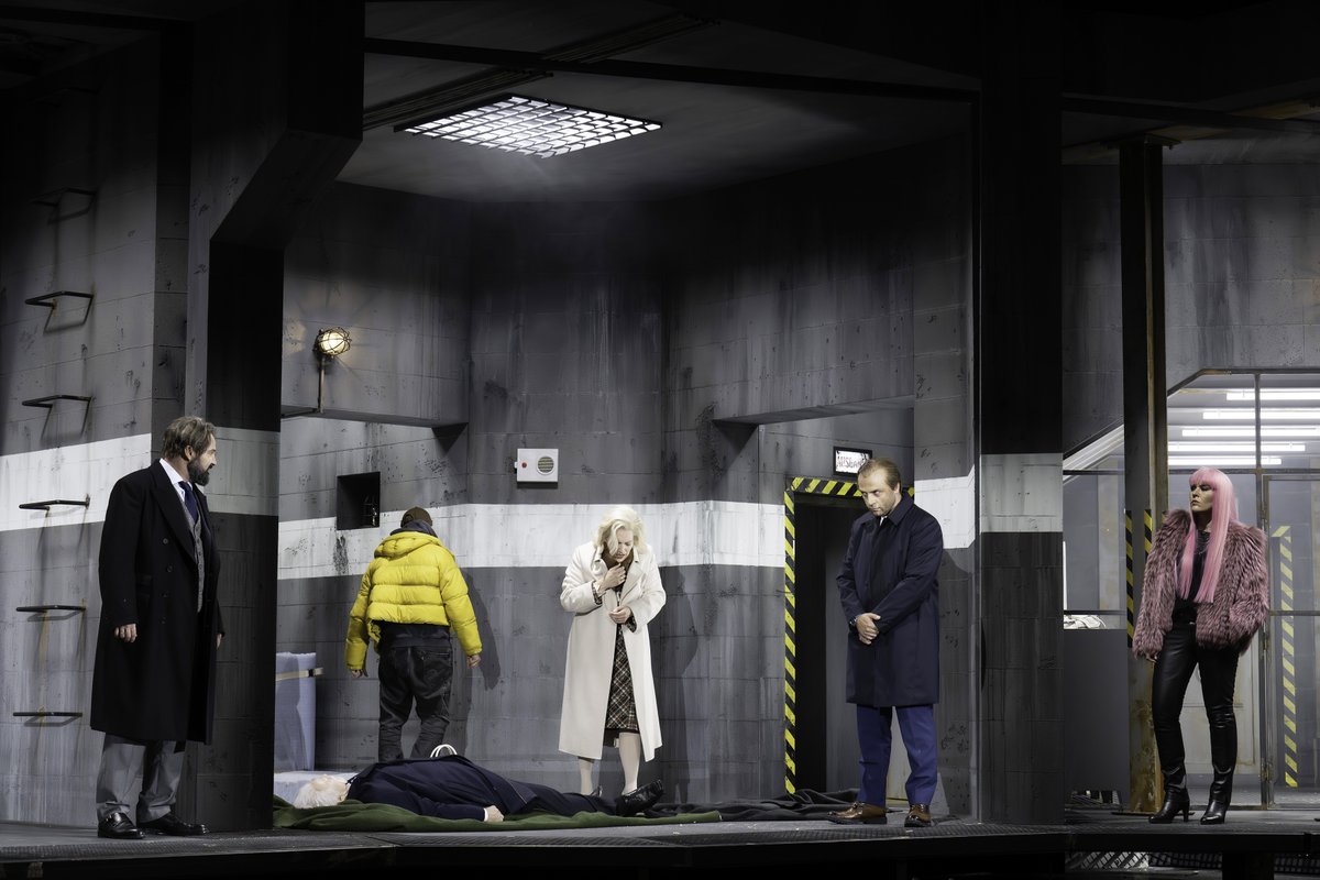 Oper! (@opermagazin) on Twitter photo Bei seinem <a href="/SbgFestival/">Salzburg Festival</a>-Debüt verlegt Regisseur #DmitriTcherniakov die Handlung von Händels "Giulio Cesare in Egitto" in einen Kriegsbunker - eine Setzung, die sich zunehmend als problematisch erweist, weil sie der Musik misstraut. Ganz anders #EmmanuelleHaïm und Le Concert Bei seinem <a href="/SbgFestival/">Salzburg Festival</a>-Debüt verlegt Regisseur #DmitriTcherniakov die Handlung von Händels "Giulio Cesare in Egitto" in einen Kriegsbunker - eine Setzung, die sich zunehmend als problematisch erweist, weil sie der Musik misstraut. Ganz anders #EmmanuelleHaïm und Le Concert