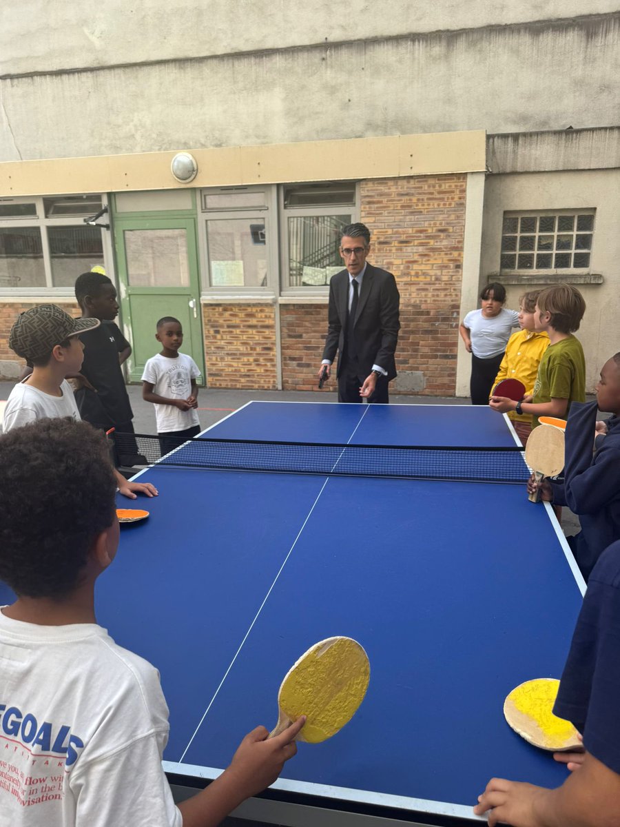 Mairie du XVIe (@mairiedu16) on Twitter photo 🎒 <a href="/Jeremy_Redler/">Jérémy Redler</a> est allé à la rencontre des enfants et des équipes des centres de loisirs de l’arrondissement.
Cet été, c’est jusqu’à 1 960 enfants par jour qui sont accueillis dans le XVIe.
👏 Merci aux animateurs qui font vivre les vacances par leurs sorties, jeux et 🎒 <a href="/Jeremy_Redler/">Jérémy Redler</a> est allé à la rencontre des enfants et des équipes des centres de loisirs de l’arrondissement.
Cet été, c’est jusqu’à 1 960 enfants par jour qui sont accueillis dans le XVIe.
👏 Merci aux animateurs qui font vivre les vacances par leurs sorties, jeux et