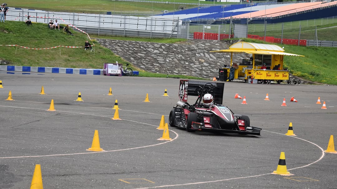 ETSIT-UPV Valencia (@telecoupv) on Twitter photo 🏎️ <a href="/FSUPVteam/">FSUPV Team</a> se ha proclamado campeón absoluto en la competición celebrada en Austria, en la modalidad de vehículos de combustión.
👉 El equipo multidisciplinar ha conseguido podios en casi todas las pruebas 🤩
¡ENHORABUENA!
Info: goo.su/DFbUM
Foto: <a href="/FSUPVteam/">FSUPV Team</a> 🏎️ <a href="/FSUPVteam/">FSUPV Team</a> se ha proclamado campeón absoluto en la competición celebrada en Austria, en la modalidad de vehículos de combustión.
👉 El equipo multidisciplinar ha conseguido podios en casi todas las pruebas 🤩
¡ENHORABUENA!
Info: goo.su/DFbUM
Foto: <a href="/FSUPVteam/">FSUPV Team</a>