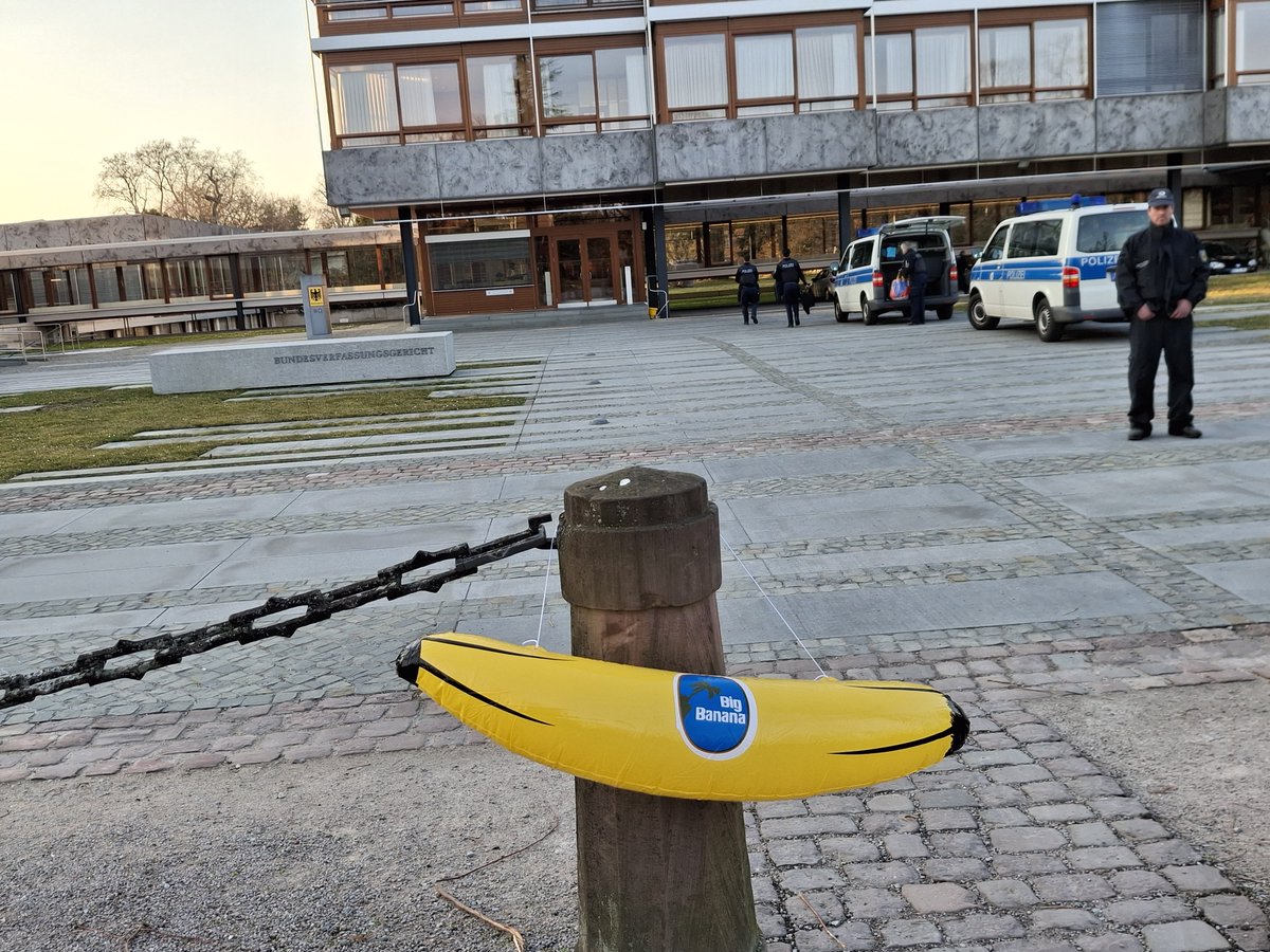 ClaTrabelsi's tweet photo. @Alex_J_Thiele @Campusverlag Symbolbild #bundesverfassungsgericht https://t.co/Jci5IjsbpL