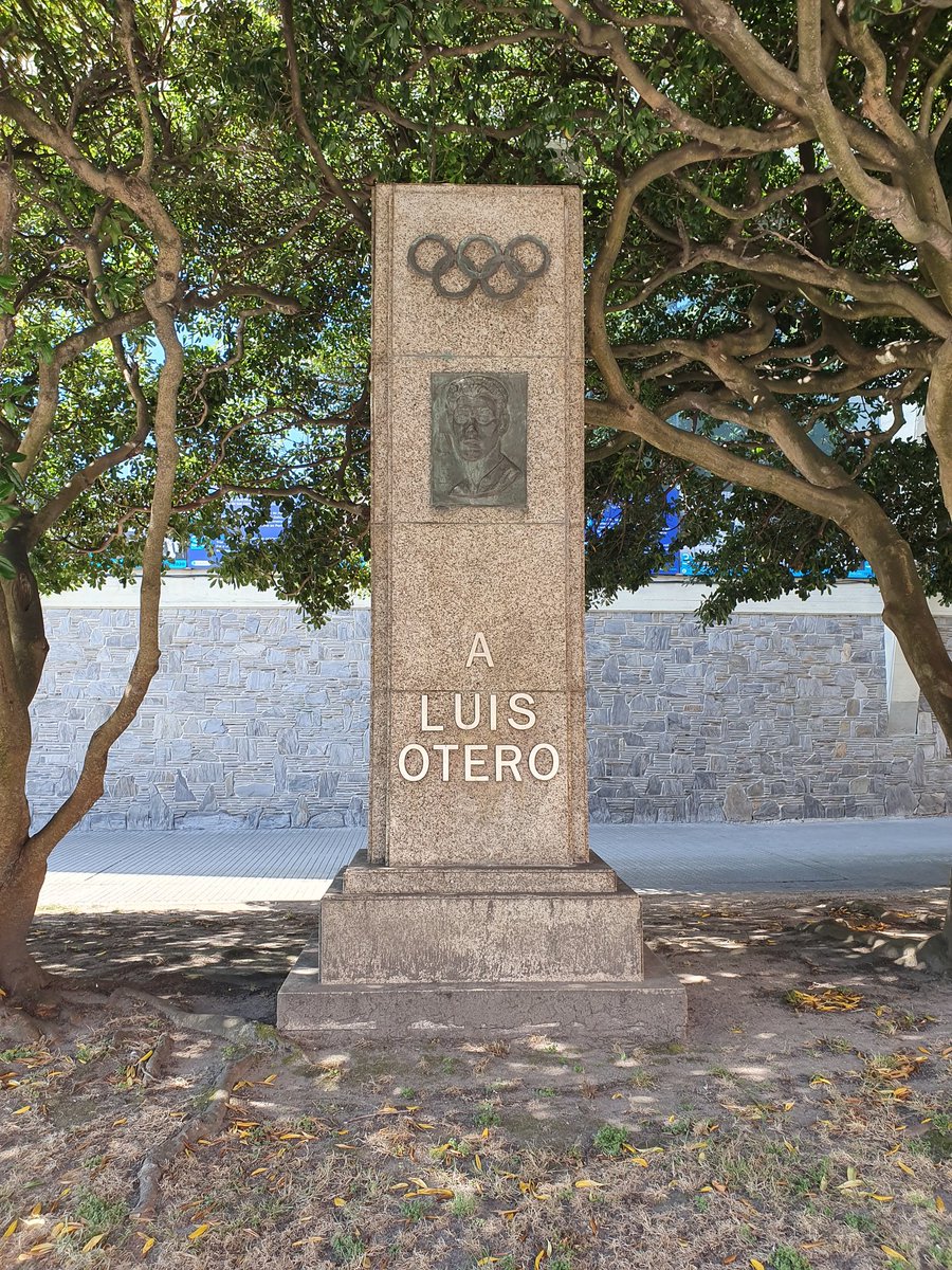 El medallista pontevedrés de Amberes 1920,  Luis Otero, tiene su recerdo en Coruña a los pies del Estadio de Riazor.

Jugó en el Sporting de Pontevedra después jugó en el Sporting vigués, tras unas desavenencias con la creación del RC Celta, recaló en el Depor coruñés.