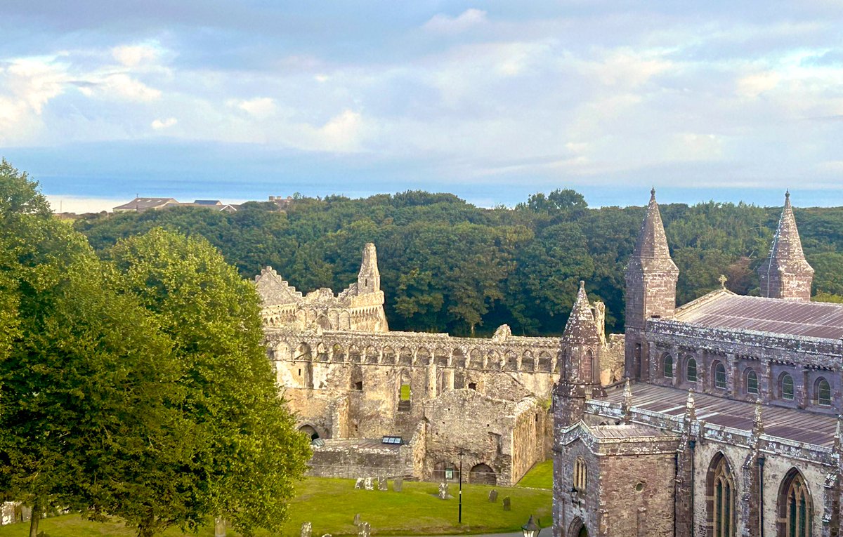 A spectacular venue for #outdoortheatre #Shakespeare. Congratulations on a wonderful opening night <a href="/festivalarts/">Festival Arts</a> &amp; a special cast that we are super committed to! If you are in #Pembrokeshire you must go! <a href="/cadwwales/">Cadw</a> <a href="/StDavidsCath/">St Davids Cathedral</a> #MuchAdoAboutNothing 
festivalartsuk.com