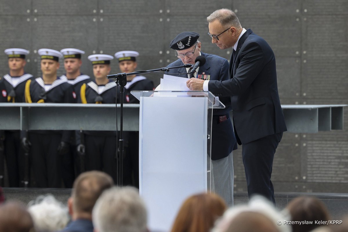 Kancelaria Prezydenta (@prezydentpl) on Twitter photo Cały czas jesteście, przychodzicie i wytrzymujecie nieraz więcej niż młodzi, do których mówicie i których postawy patriotyczne budujecie – Prezydent <a href="/AndrzejDuda/">Andrzej Duda</a> do Powstańców Warszawskich. Cały czas jesteście, przychodzicie i wytrzymujecie nieraz więcej niż młodzi, do których mówicie i których postawy patriotyczne budujecie – Prezydent <a href="/AndrzejDuda/">Andrzej Duda</a> do Powstańców Warszawskich.