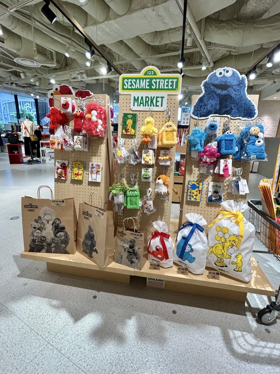 SesameStMarket's tweet photo. 🌈HELLO,大阪！セサミストリートマーケット 阪神梅田本店LIMITED CONCEPT STOREオープンのお知らせ🌈

世界で唯一の「セサミストリート」オフィシャルストア"セサミストリートマーケット”が、関西エリアで初の期間限定ポップアップストアをオープン🎉
ぬいぐるみやスケッチアートシリーズ、Tシャツなど、店舗で人気の定番商品から夏の新作シリーズまで、子どもから大人まで楽しめるアイテムが勢ぞろい☀️

さらに期間中は、うれしい特典も💓
✅お買い上げいただいたMA CARD会員様には5%ポイントアップキャンペーン実施中！
✅Instagramアカウント(@sesamestreetmarket)/Xアカウント(@SesameStMarket )をフォローしていただいた方にオリジナルステッカーをプレゼント🎁
※ステッカーはなくなり次第終了となります。

夏休みのお出かけにお友達やご家族とはもちろん、お一人様でもお気軽にお立ち寄りください✨

🗓️開催日時
7月30日(水)～8月5日(火)
※8月5日(火)最終日は18:00 CLOSE

📍開催場所
大阪市北区梅田1丁目13番13号 阪神梅田店 4F Event Terracs