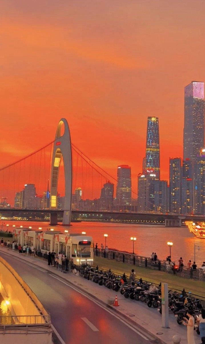 橙霞漫卷珠江头，猎德桥横卧金流。🌉