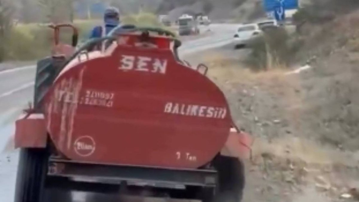 YANGIN GİBİ YÜREK ‼️

Unutun yangın uçaklarını,
Boş verin termal dronları…

Bir patlak lastik, iki bidon, üç damla umut.

Köylü amcamız almış eline hortumu,
Lastik inmiş mi, inmiş.

Ama vicdanı hala basınçta!

Yokuşta zorlanıyor belki ama dik duruyor.

O, patlak bir lastikle